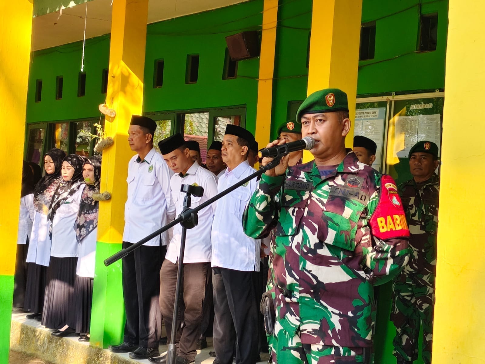 Melalui Upacara Bendera, Babinsa Koramil 1002-08/LAU Didik Siswa Berkarakter dan Nasionalis