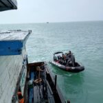 Bakamla RI Selamatkan Kapal Mati Mesin di Tengah Cuaca Buruk Bakamla RI Selamatkan Kapal Mati Mesin di Tengah Cuaca Buruk