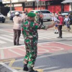 Peduli Keselamatan, Babinsa Timika Bantu Lalu Lintas Penyeberangan Anak Sekolah Peduli Keselamatan, Babinsa Timika Bantu Lalu Lintas Penyeberangan Anak Sekolah