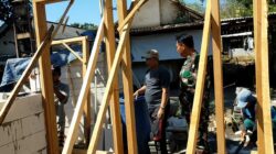 Dekat dengan Warga, Babinsa Koramil 0820/10 Kuripan Bantu Pembangunan Rumah di Desa Kedawung
