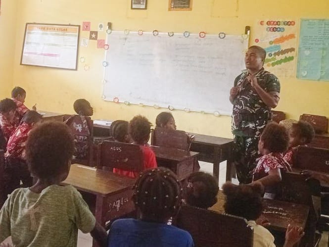 Babinsa Mapurujaya Tanamkan Nilai Cinta Tanah Air kepada Siswa SD YPPK Kaugapu Babinsa Mapurujaya Tanamkan Nilai Cinta Tanah Air kepada Siswa SD YPPK Kaugapu