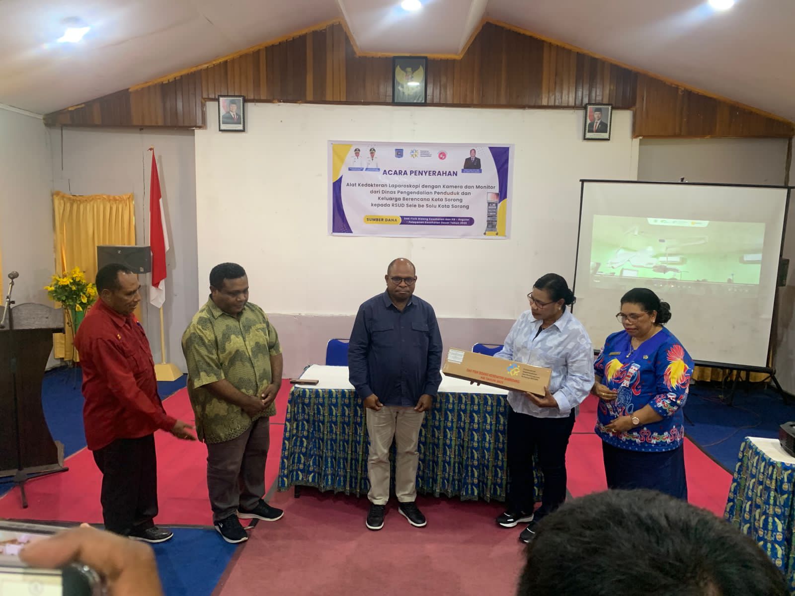 Wali Kota Sorong Serahkan Alat Laparoskopi ke RSUD Selebesolu: Komitmen Majukan Kesehatan dan Fokuskan Pendidikan Gratis untuk Papua Wali Kota Sorong Serahkan Alat Laparoskopi ke RSUD Selebesolu: Komitmen Majukan Kesehatan dan Fokuskan Pendidikan Gratis untuk Papua