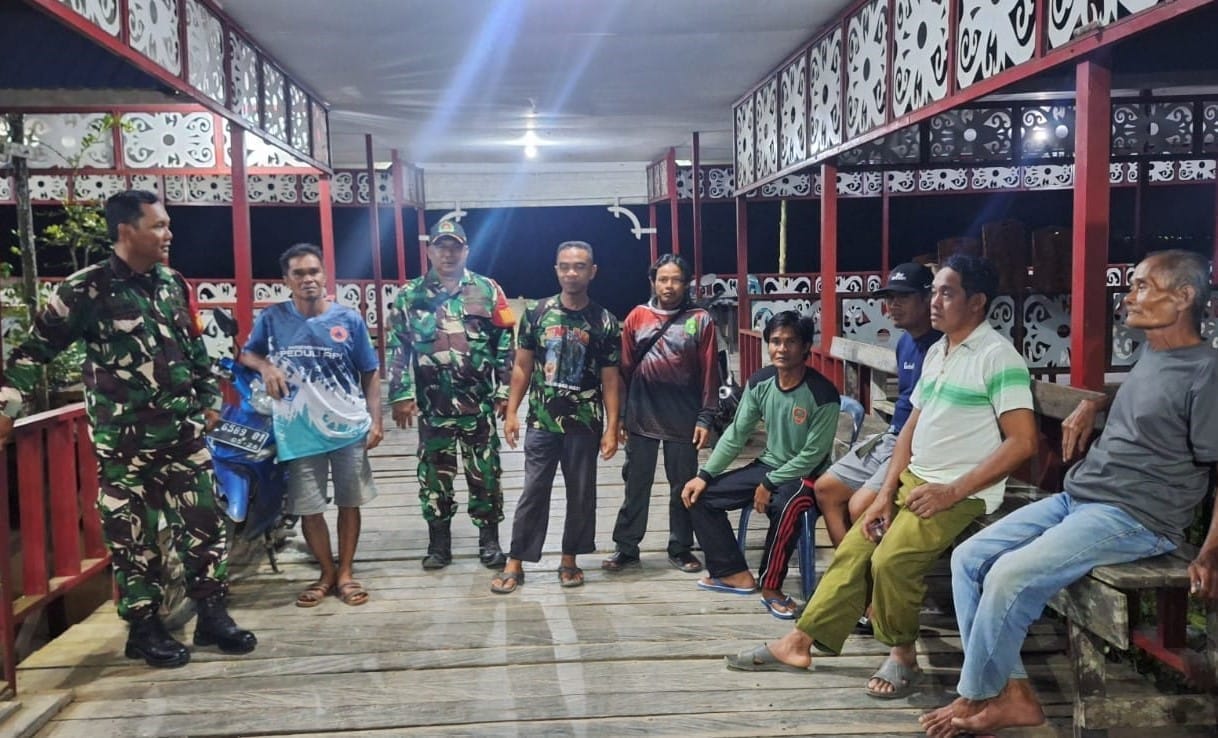 Ciptakan Kamtibmas, Babinsa Koramil Sebulu Ajak Warganya Patroli Siskamling