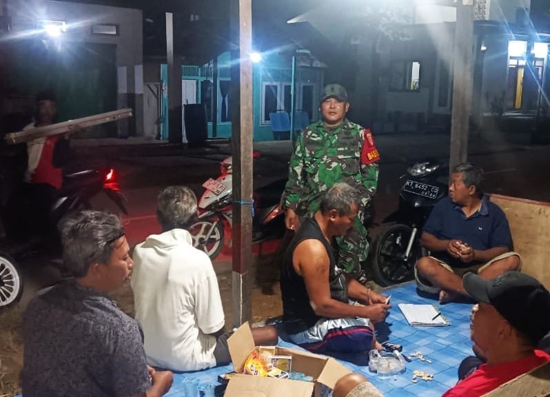 Babinsa dan Warga Bersinergi Jaga Keamanan Lewat Poskamling