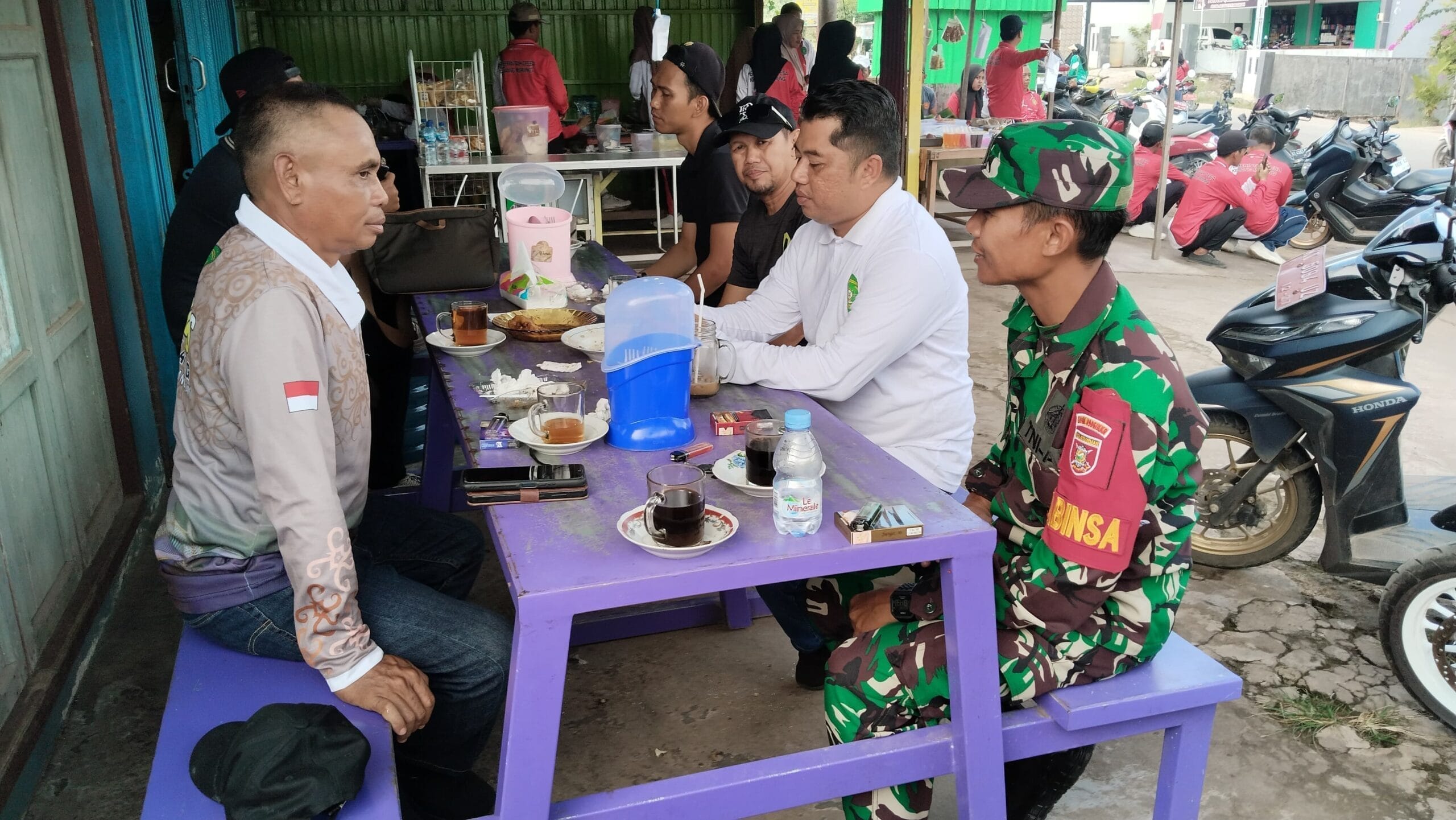 Ngopi Bareng Warga, Babinsa Perkuat Silaturahmi Lewat Komsos