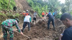 Gerak Cepat Babinsa Bersama Warga Bersihkan Material Longsor, Jalan  Penghubung antar Dusun Kembali Terbuka