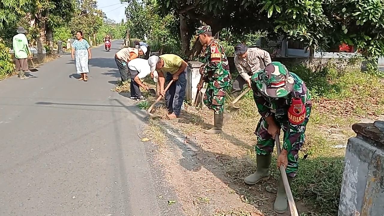 Kerja Bakti Babinsa Tanjungsari dan Warga Wujudkan Lingkungan Bersih Di Josenan