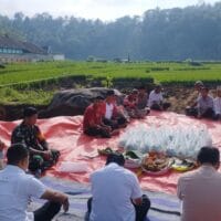 Dukung Percepatan Pembangunan, Anggota Koramil 0808/15 Gandusari Bersama Forkopimca Laksanakan Peletakan Batu Pertama Pembangunan KDKMP