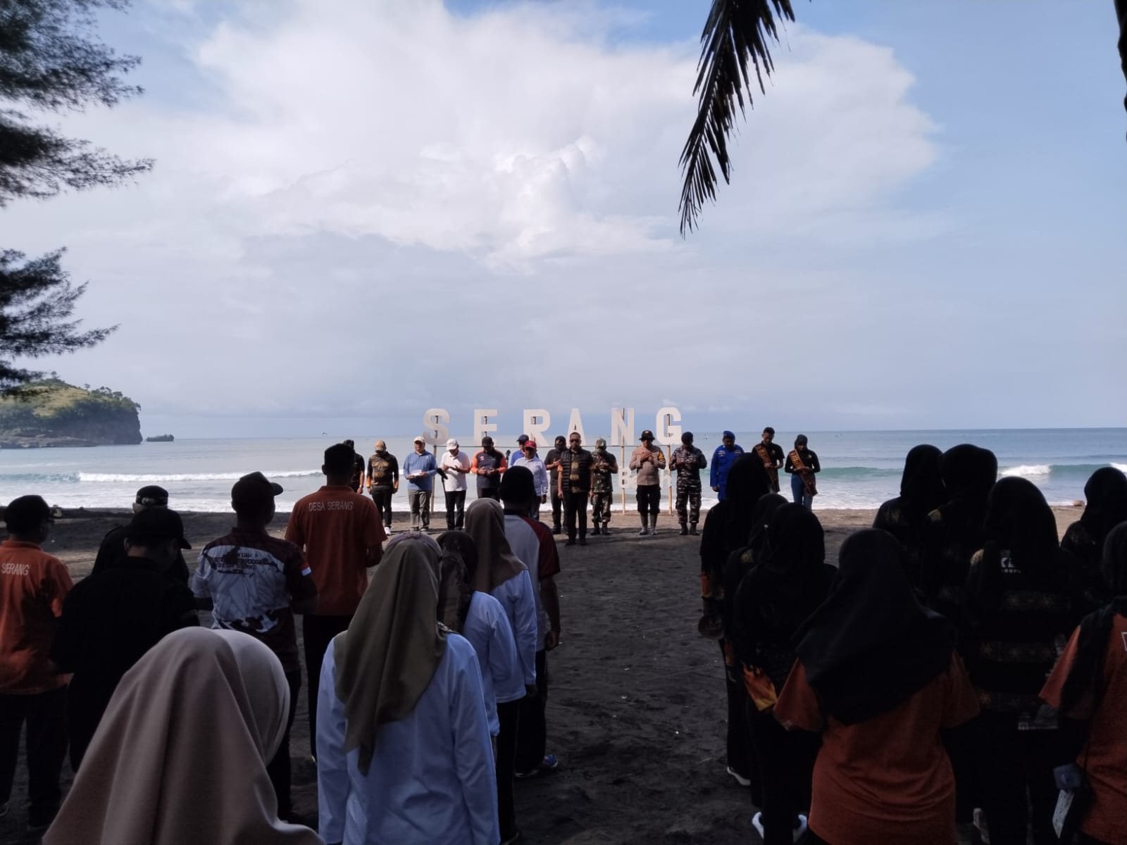 Dukung Pariwisata Lokal, Koramil 0808/17 Panggungrejo Berkontribusi Melalui Aksi Bersih-bersih Pantai Serang