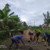 Tingkatkan Kualitas Infrastruktur Desa Serda Heru Bersama Warga Gotong Royong Pengurukan Jalan