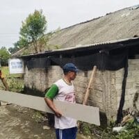 Wujud Kepedulian Terhadap Masyarakat, Babinsa Maron Bantu Pasang Atap Rumah Warga