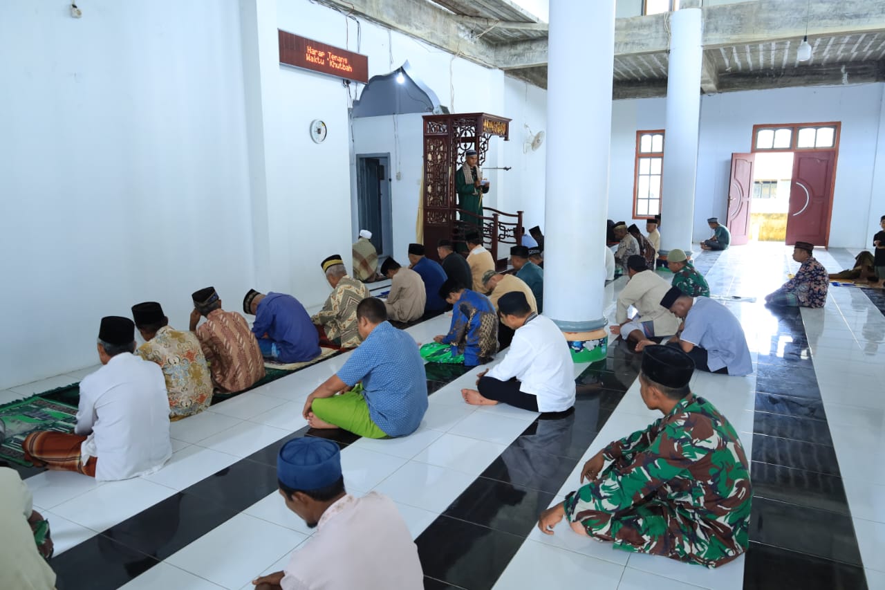 Di Tengah Pembangunan Desa, Satgas TMMD ke-126 Kodim 1505/Tidore Tetap Istiqamah Beribadah Di Tengah Pembangunan Desa, Satgas TMMD ke-126 Kodim 1505/Tidore Tetap Istiqamah Beribadah