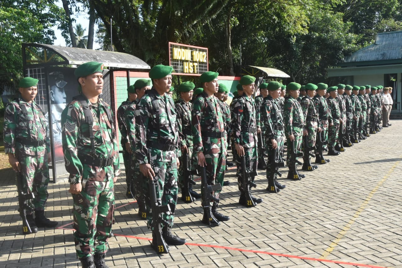 Prajurit Kodim 1002/HST Kokohkan Loyalitas Lewat Upacara Bendera Rutin