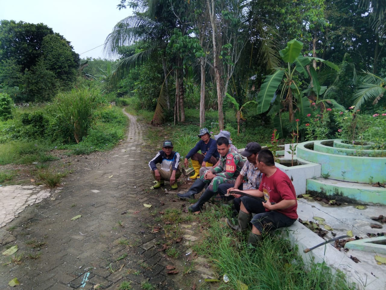 Komsos Babinsa Warnai Aksi Bersih Desa Kapar, Warga Sambut Antusias
