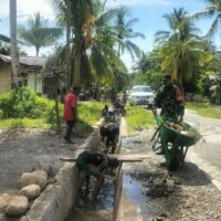 Tumbuhkan Hidup Sehat dan Lingkungan Bersih, Babinsa Koramil Mapurujaya Ajak Warga Bersihkan Parit