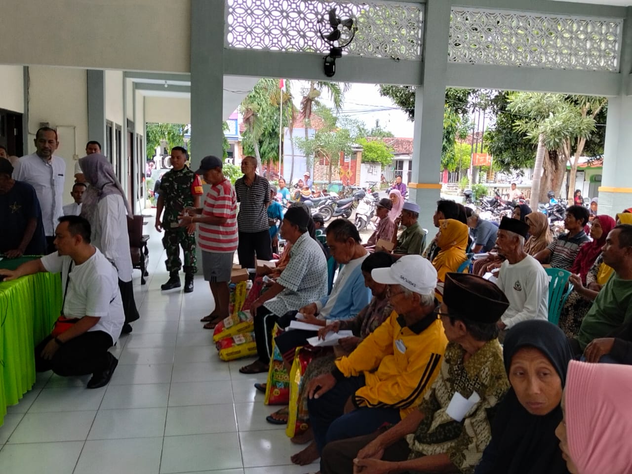 Harukan Warga, Bansos ASN Peduli Dhuafa dan Lansia Dikawal Koramil Kanigaran