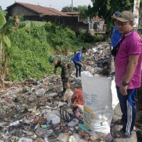 Sinergi TNI dan Masyarakat Terjalin Lewat Kerja Bakti Bersih-Bersih Sampah di Leces