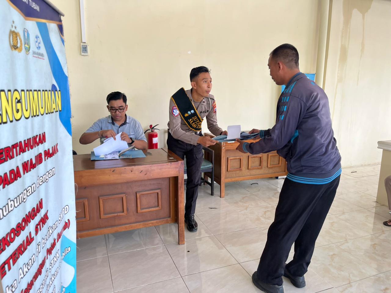 Senyum Polantas untuk Warga Menjadi Cahaya di Pagi Tuban