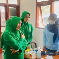 Perkuat Ketahanan Pengungsi, Persit Salurkan Bantuan Hingga ke Pos Oro-Oro Ombo