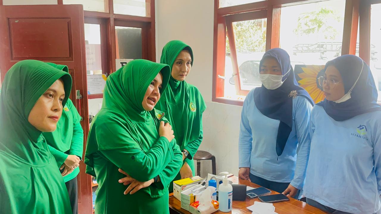 Perkuat Ketahanan Pengungsi, Persit Salurkan Bantuan Hingga ke Pos Oro-Oro Ombo