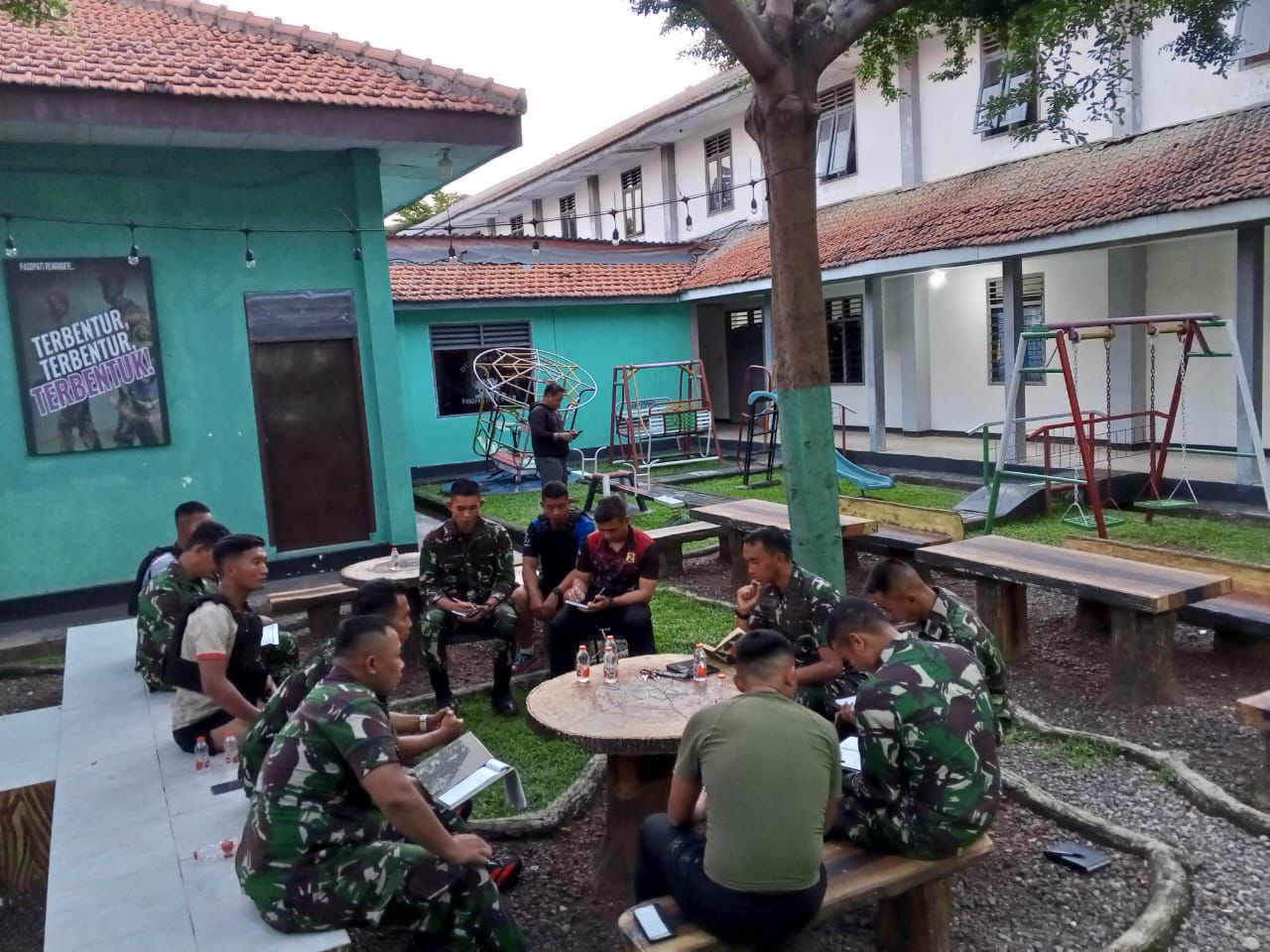 Jaga Komunikasi dan Selaraskan Pemikiran, Letkol Mar Helilintar Laksanakan Afternoon Briefing Bersama Seluruh Perwira Yonif 2 Marinir