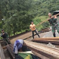 Bantu Ringankan Beban, Babinsa Koramil Tembagapura Bantu Perbaiki Rumah Warga