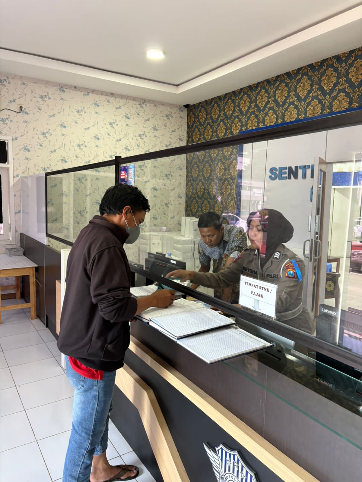 Senyum Petugas Satlantas Cerahkan Pagi Warga Masyarakat Tuban