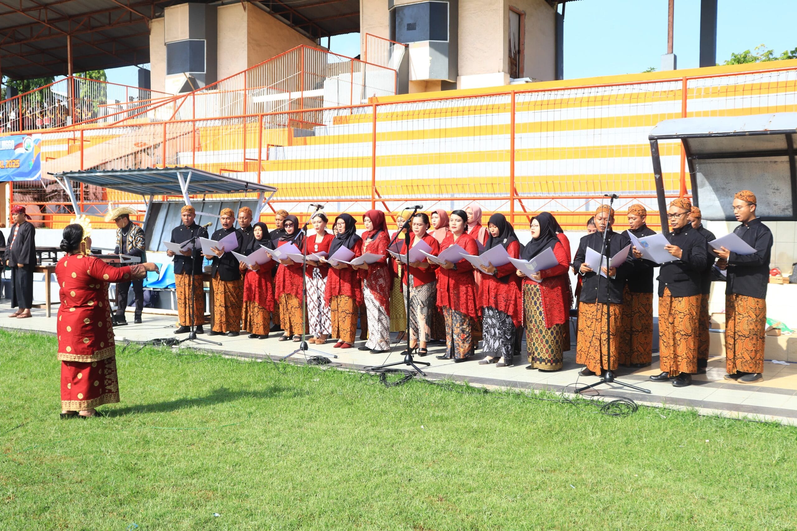 Kasdim 0820/Probolinggo Mayor Inf Herawadi Karnawan Menghadiri Upacara Peringatan Hari Guru Nasional ke-80 Tahun 2025
