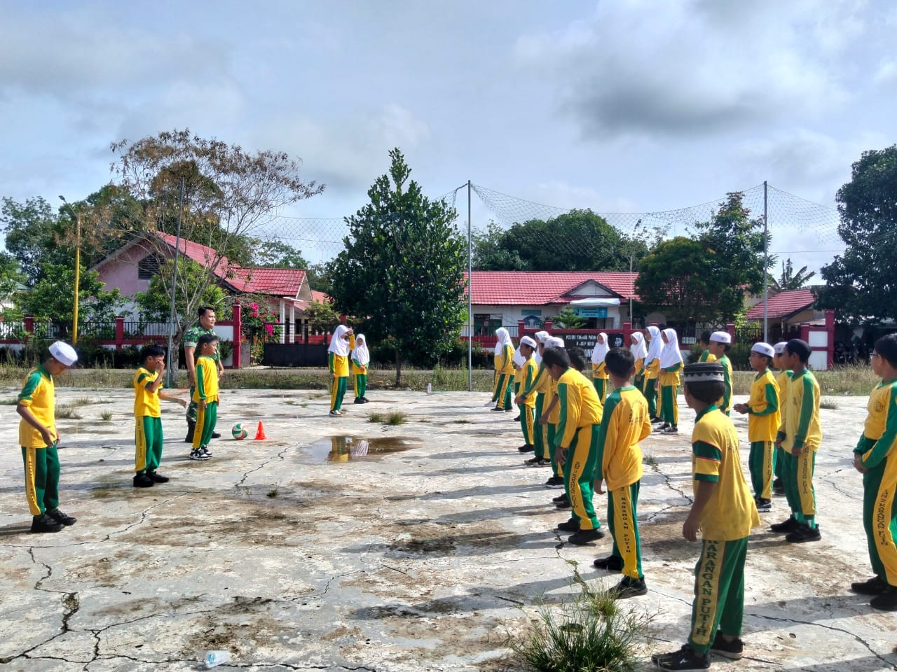 Babinsa Kelua–Muara Harus Bangun Semangat Siswa SDN 2 Karangan Putih Lewat Yel-Yel Motivasi