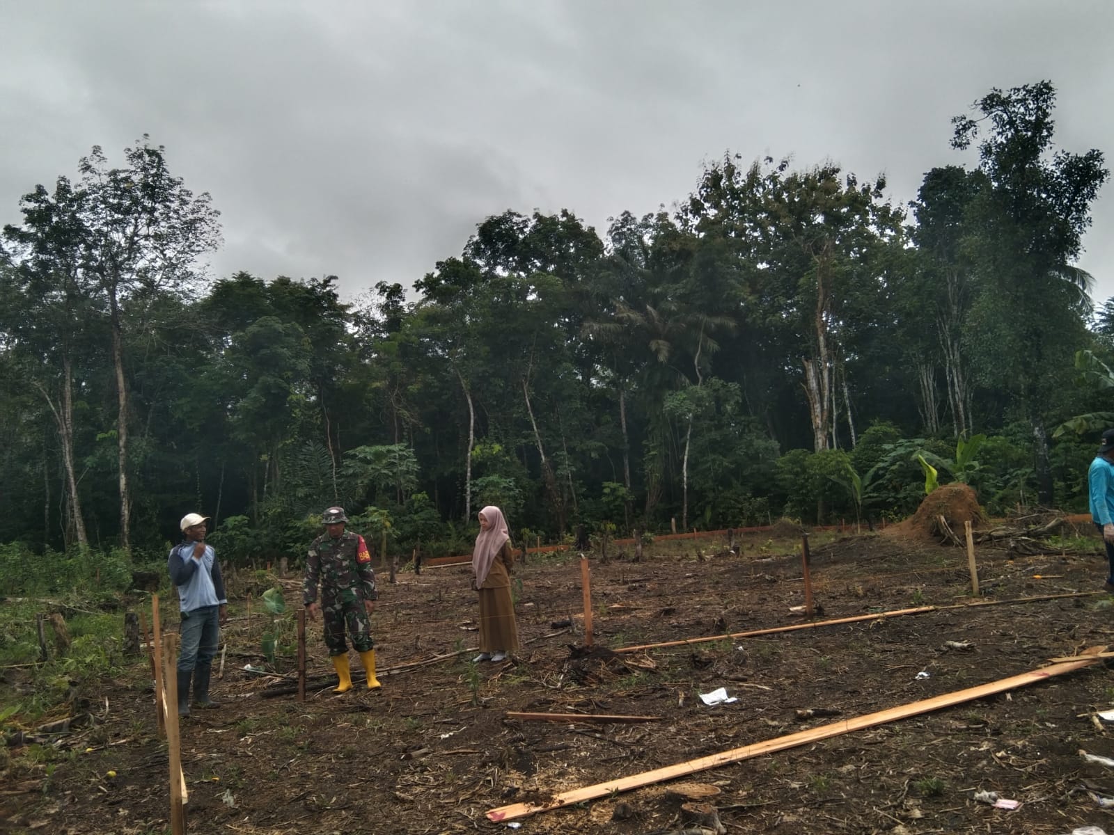 TNI Hadir untuk Rakyat: Babinsa Dampingi Pembangunan KDKMP di Desa Garagata