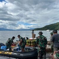 Banjir Putuskan Akses, TNI Tempuh 12 Mil Lalui Danau Singkarak Salurkan Bantuan