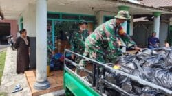 Humanisme TNI di Semeru: Satgas Kodim 0821 Kawal Bantuan Logistik hingga ke Desa Terjauh