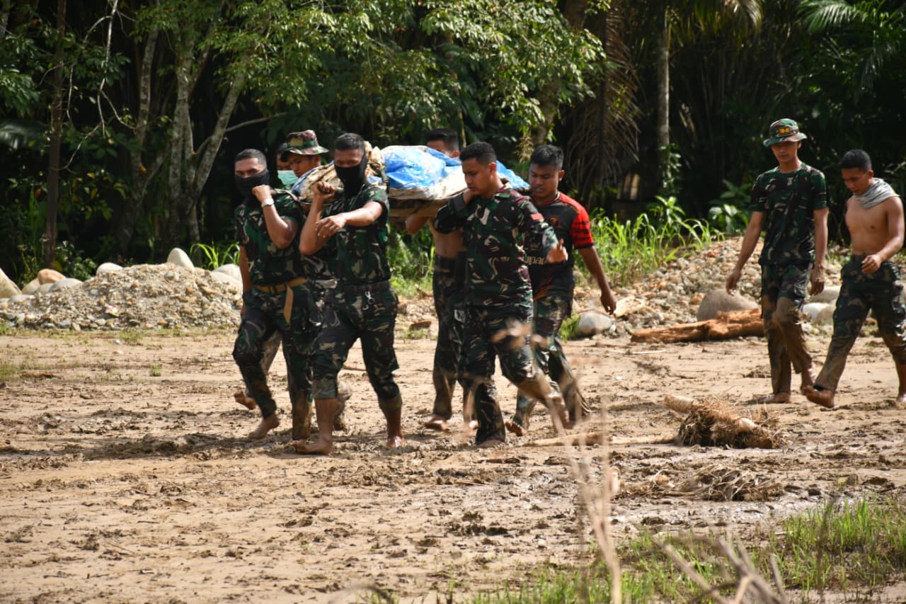 Satgas Gulben Kodam I/BB Berhasil Temukan dan Evakuasi Jenazah Korban Banjir di Tapanuli Selatan