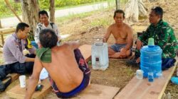 Kompak, Babinsa Koramil 14/Tenggarong Seberang Dan Bhabinkamtibmas Komsos Bersama Dengan Warga Binaan Kompak, Babinsa  Koramil 14/Tenggarong Seberang Dan Bhabinkamtibmas  Komsos Bersama Dengan Warga Binaan