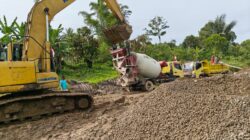 Satgas TMMD ke-126 Semangat Gotong Royong Lanjutkan Pengecoran Jalan di Kampung Babak Satgas TMMD ke-126 Semangat Gotong Royong Lanjutkan Pengecoran Jalan di Kampung Babak