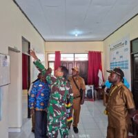 Kodim 1714/Puncak Jaya, Babinsa Bantu Pendataan Sekolah Rusak di Kabupaten Puncak Jaya