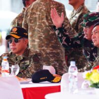 Bersama Tuhan Menyerbu Dari Langit: Ratusan Prajurit TNI Terjun di Morowali