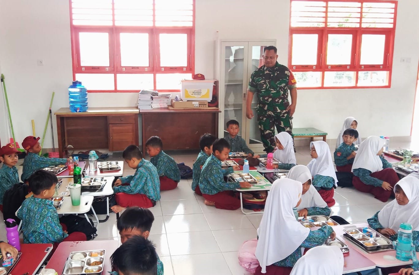 Dampingi Penyaluran MBG, Babinsa Loa Ipuh Pastikan Menu Makanan Higienis