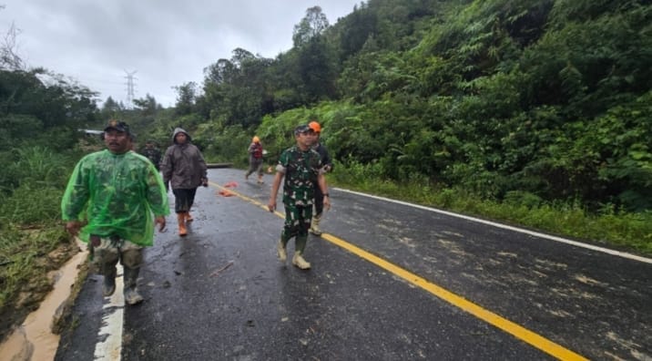 TNI Prioritaskan Keselamatan Warga, Danrem 023/KS Pimpin Pembukaan Akses Jalan Longsor di Tapanuli Tengah