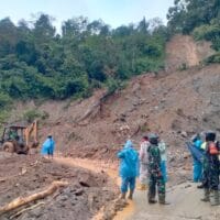 Respon Cepat TNI : Prajurit Kodim 0212/TS Bantu Penanganan Bencana di Mandailing Natal