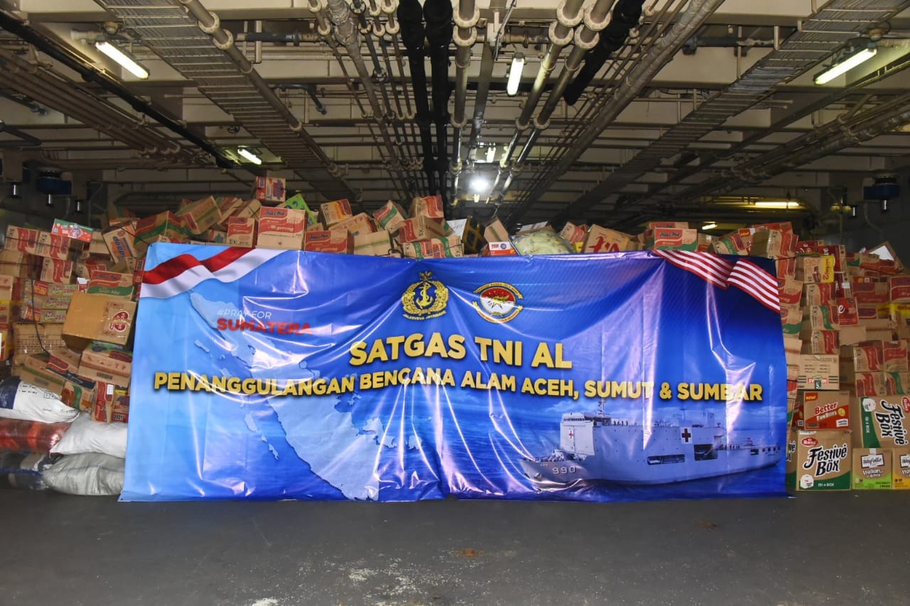TNI AL Kerahkan KRI dan Helikopter untuk Bantu Korban Bencana di Aceh, Sumut dan Sumbar