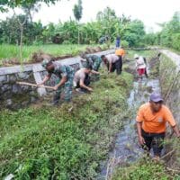Tiga Pilar Bersinergi, Aksi Karya Bakti Bersama Kodim 0808/Blitar Memperingati Hari Juang Kartika Di Kelurahan Klampok