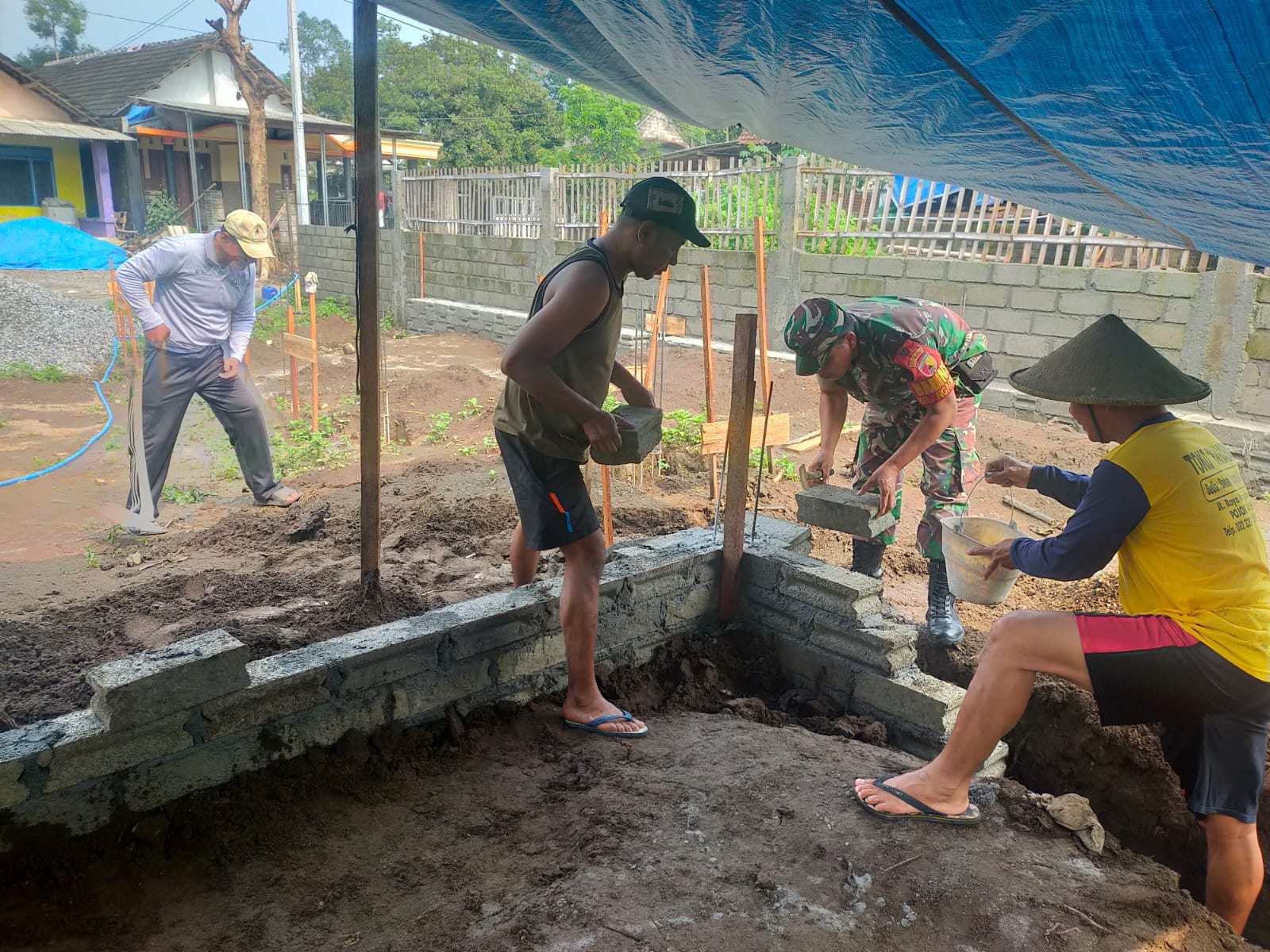 Babinsa Ngadirejo Bantu Perehaban Rumah Dan MCK Warga