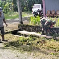 Wujud Nyata Kemanunggalan TNI Dengan Rakyat, Babinsa Dan Masyarakat Lakukan Pembersihan Lingkungan