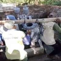 Babinsa Desa Boro Bersama Poktan Makmur Perbaiki Diesel Pompa Pertanian