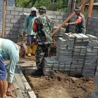 Pererat Kebersamaan, Babinsa Desa Gandean Gotong Royong Bangun Rumah Warga