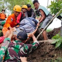 Demi Selamatkan Ibu dan Bayi, Prajurit TNI Tandu Ibu Hamil di Jalur Terisolasi