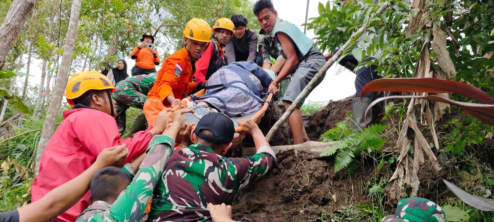 Demi Selamatkan Ibu dan Bayi, Prajurit TNI Tandu Ibu Hamil di Jalur Terisolasi