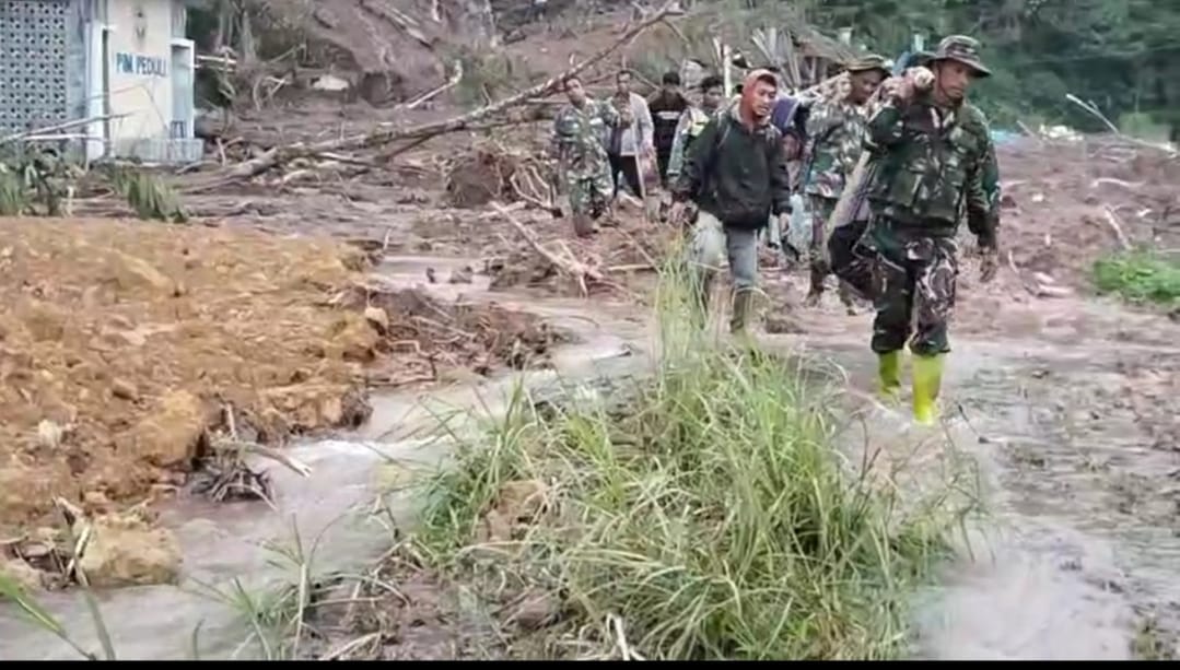 TNI Evakuasi Dua Lansia Penderita Stroke di Wilayah Terisolasi Bener Meriah