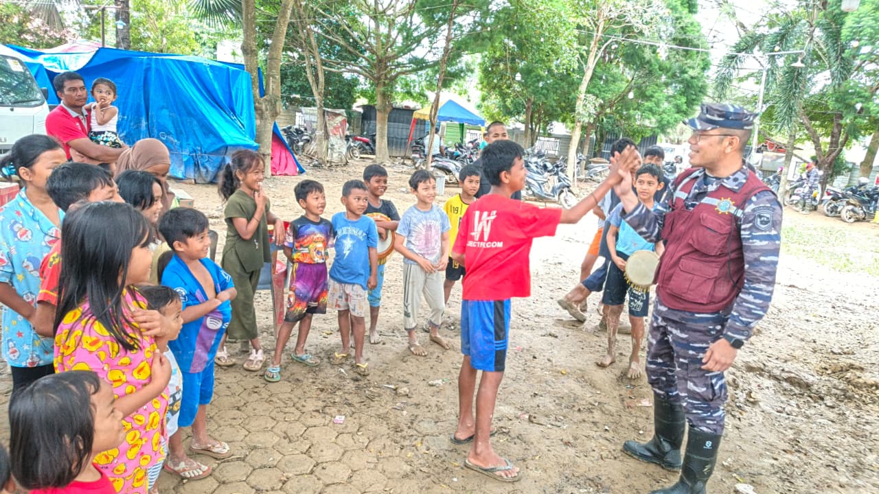 TNI Laksanakan Trauma Healing Bagi Warga Terdampak Banjir di Aceh Tamiang